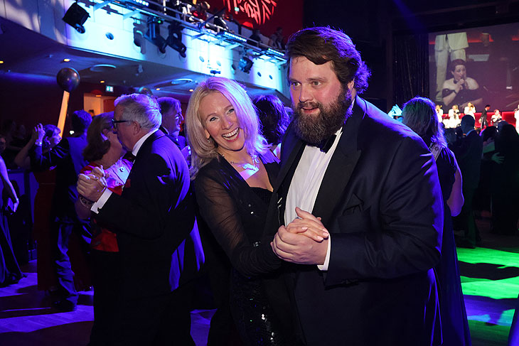 Schauspieler Antoine Monot und Freundin Stefanie Sick (Moderatorin) beim Narrhalla Ball am 08.02.2025 im Deutschen Theater (©Foto: Martin Schmitz) 